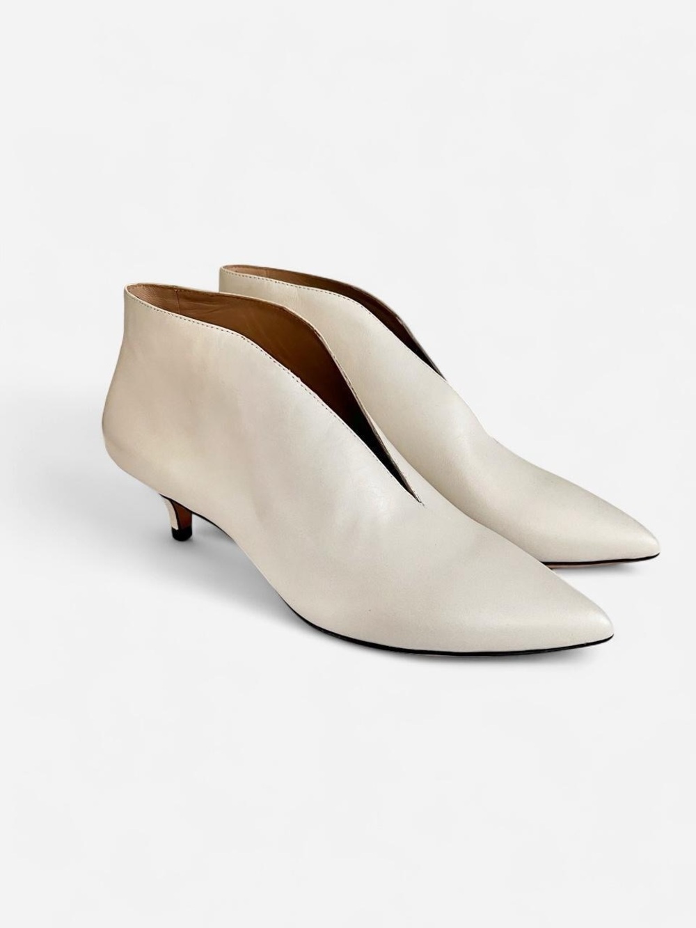Pour La Victoire Kora Kitten Heeled Bootie V Top Hugging Shoe